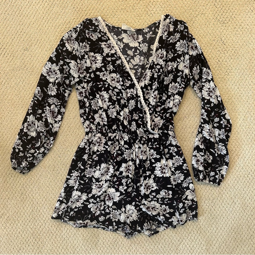 T2love Black and Cream Floral Romper Women’s Small